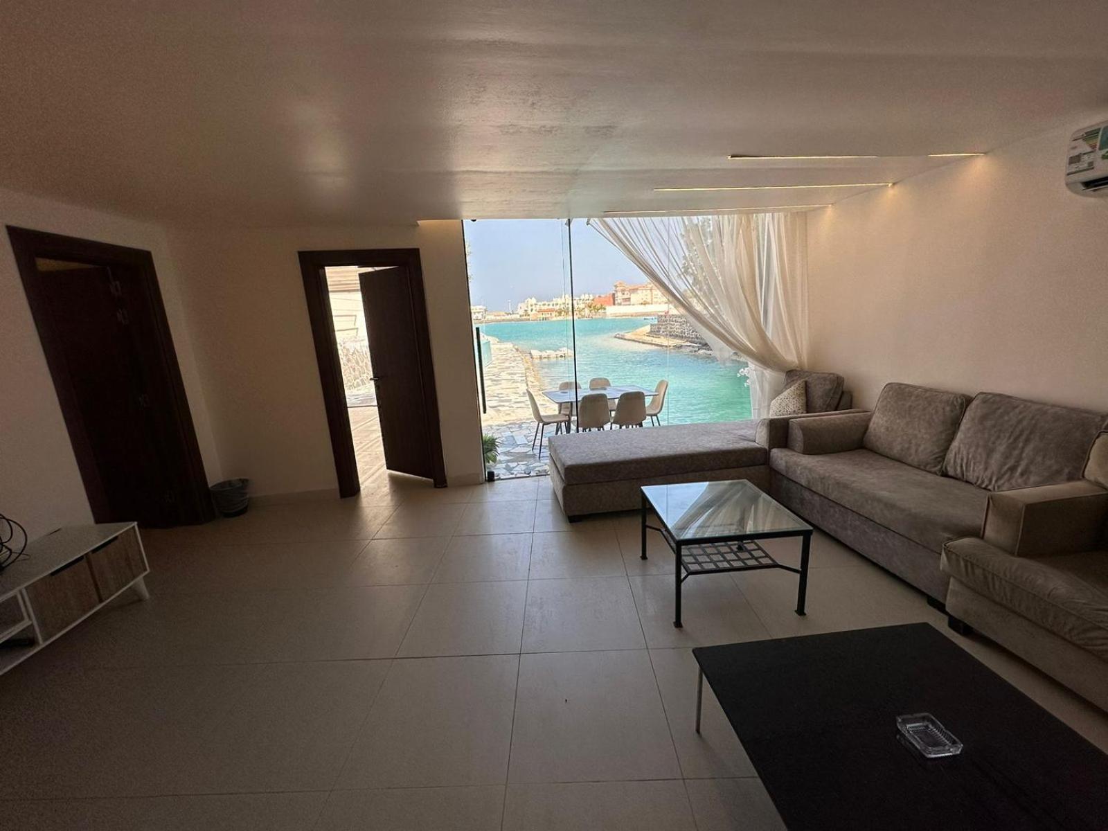فلل درة العروس بي شاطئ رملي علي البحر Villa *